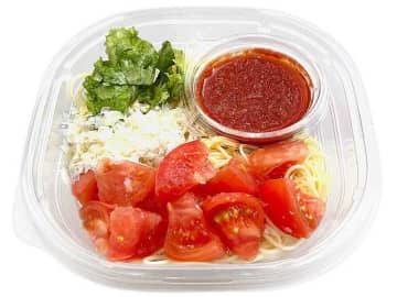 1個分のトマトとレモンジュレ＆パルメザンチーズのコクで食べ進みが良い冷製パスタ! セブン‐イレブンが「トマト1個分を使った冷製パスタ」を発売