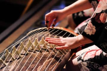 樋口一葉の『琴の音』あらすじ紹介。音楽による心の救済。愛と葛藤の物語