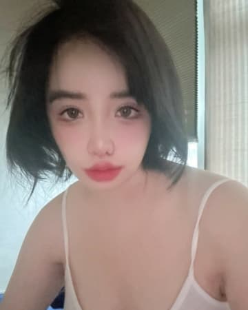 BOM（2NE1）、寝起きで自撮り…顔に眠気がいっぱい