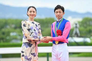 「トップ騎手と女優は絵になる」　春の競馬界、長澤まさみだけじゃない著名人の彩りも話題　大物議員に爽やか俳優も