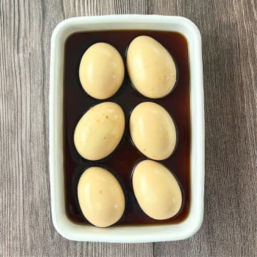 【めんつゆにアレを混ぜてみて！】「ゆで卵が100倍おいしくなった」「食べ終わる前にまた作ってる」作り置きにも便利な味玉レシピ