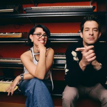 マーク・ロンソンとレイ、新曲『スザンヌ』をリリース
