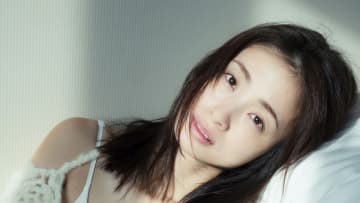 上戸彩 自然体あふれる姿を披露！話題の15年ぶり写真集から“一緒に散歩”気分になれる新オフショット公開『Midday Reverie』