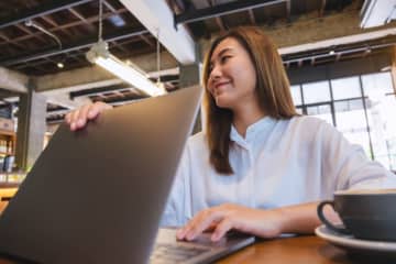朝のルーティンの1つ「パソコンを起動する」を英語で言うと？