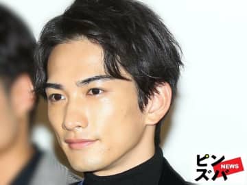 「圧倒的カッコ良さ」「ポージングが天才」町田啓太、金髪に激変のスーツ姿が圧巻ビジュ「ヤング見えしてます」