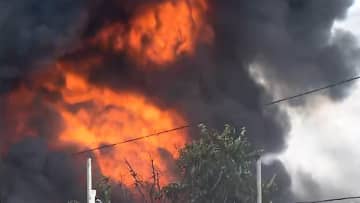 積み上げられたタイヤから出火し燃え広がる…廃材置き場で火事、アパートなど6棟が全焼　山梨・笛吹市