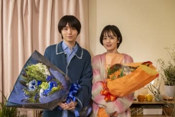 『パラレル夫婦』伊野尾慧＆伊原六花クランクアップ　松倉海斗の“予期せぬサプライズ”も