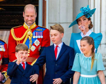 英王室の末っ子ルイ王子、トゥルーピング・ザ・カラーで兄ジョージ王子にたしなめられる