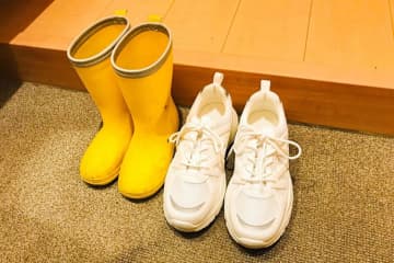 足元を濡らさないために…　約3割が持っている「雨対策」のアイテムとは？