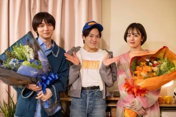 『パラレル夫婦』伊野尾慧＆伊原六花が笑顔でクランクアップ　松倉海斗もサプライズで駆け付ける【コメントあり】