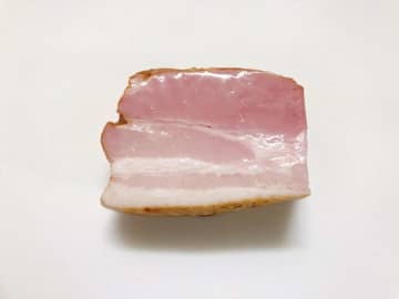 「これはベーコン」「思った以上にベーコン」　5歳男児が見つけた〝ベーコンみたいな石〟に12万人大興奮