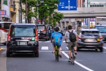 嫌われる自転車の「膨らみ運転」、青切符の対象になる？ 来年度の「反則金」導入で法的責任は
