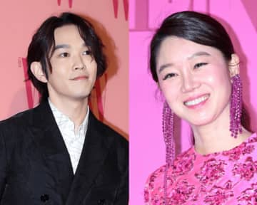 兵役義務はないが妻と韓国で生活するため入隊、“10歳上”女優と結婚した歌手が本日（17日）除隊