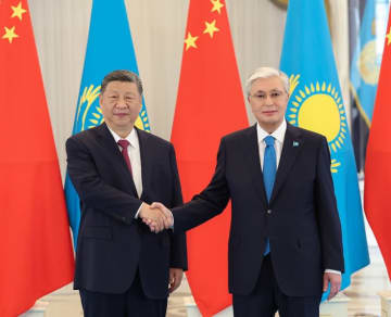習近平主席、カザフスタンのトカエフ大統領と会談
