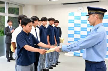 家まで「徒歩3時間」　迷った高齢女性、部活帰りの高校生6人が救う　八千代署が感謝状