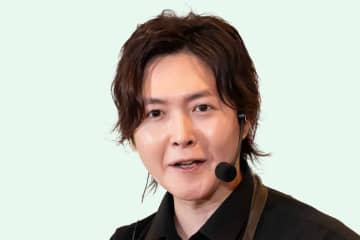 リュウジ流、ローソン「プレミアムロールケーキ」の食べ方が最高…　“アレ”をビシャがけする様子に反響