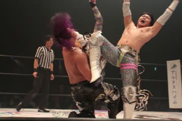 【大阪プロレス】ローグネイションが主要王座を独占！TORUがボディガー沈め4度目防衛「まだ終われない」ゼウスのタオル投入が導いた続投宣言＜6.15大阪＞