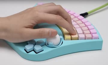 右手を失った娘のために。片手用キーボードが父の願いをかなえた