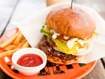 【鎌倉】海風を感じながら味わう炭火焼ハンバーガー！ウッドデッキが気持ちいい「good mellows（グッド メローズ）」