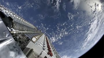 スターリンク衛星は多すぎる？衛星同士の衝突や「衛星放送への干渉」のリスクとは