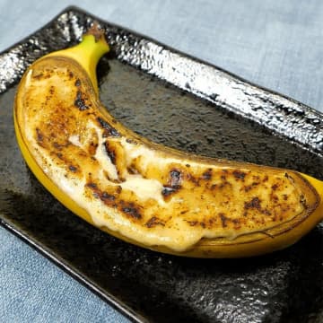 【バナナ丸ごとクリームブリュレ！？】皮まで使うの天才焦がしバナナアイスが革命すぎる