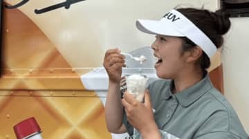 「食べてる顔がいつも素敵」山下美夢有、アイスを手にした笑顔ショットに反響