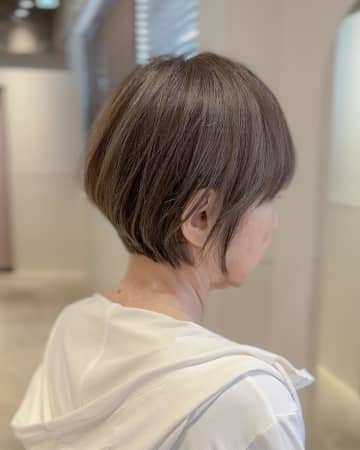 白髪を“透明感”に変える！？【50代】柔らかい印象の「くすみブラウン」が素敵♡