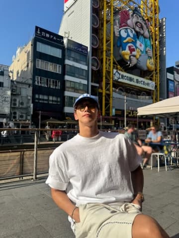 2PMのJun․ K、日本での記念ショットも公開！鍛え上げられた筋肉に釘付け