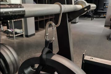 カバンは床に置かない！チタン製でタフに使えるカラビナ型バッグハンガー「TiHook2」