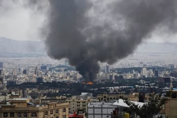 イスラエル、イラン放送局への攻撃を認める　生放送中に爆発音