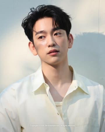 ジニョン（GOT7）、湖のような眼差しに魅了される…独歩的なビジュアル