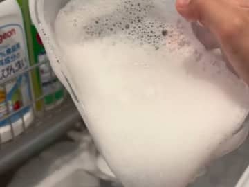 「これでスポンジいらず！」　保存容器の油汚れがスルッと落ちたワケ