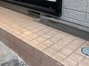 外を眺める２匹の猫　園児が外から「こっちを向いてー！」と叫ぶと？「笑った」_