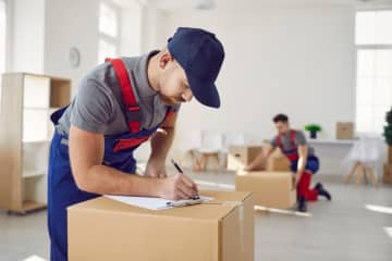 職場まで遠いので「引っ越し」を検討中です。引っ越しは「6月」や「10月」がおすすめと聞きましたが、どんなメリットがあるのでしょうか？