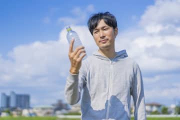 その水分補給、逆効果かも？激しい喉の渇きを引き起こす「ペットボトル症候群」に注意