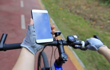 2026年4月から“自転車の交通違反”が取り締まり強化！ スマホのながら運転「1万2000円」信号無視「6000円」!? 知らなかったでは済まされない、取り締まり強化案を解説