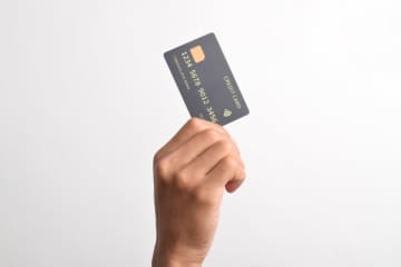 クレジットカードの最高位「ブラックカード」。年収「1000万円」の友人が使っていたのですが「審査」に受かるにはどれくらいの「年収」が必要？