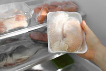 鶏肉の保存で絶対に避けたいNG行為５つ…鮮度を一気に失うミスとは