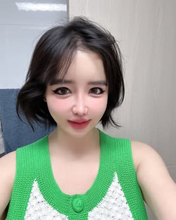 胸元ガッツリ写真に“顔面加工”議論、何かと話題のK-POPアイドル（41）の童顔ビジュに注目【PHOTO】
