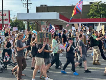 トランプ政権抗議デモの参加者、「治安維持活動隊」の銃撃で死亡　殺人容疑で逮捕は別の男