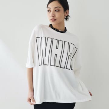 大人のロゴTシャツで、カジュアル感を抑えた夏コーデを楽しんで