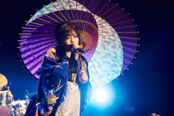 【ライブレポート】“SAMURAI DIVA”鈴華ゆう子、「私の夢はソロでも武道館、そして世界ツアーへ」