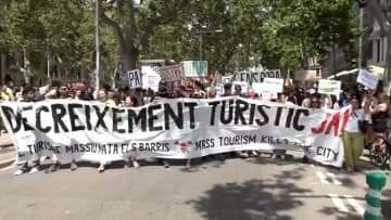 ヨーロッパ各地で反オーバーツーリズムの大規模デモ…スペイン・バルセロナでは数千人が参加　発炎筒投げ込みや水鉄砲攻撃も　イタリアでは観光客が“ゴッホのいす”を破壊