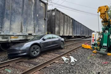 テスラModel 3が線路に進入し列車に接触する事故。ドライバーは「自動運転中だった」と主張