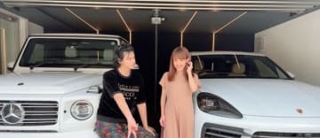 川崎希、愛車をバックにした夫婦ショットを公開「いつもベンツのゲレンデとポルシェのカイエンの2台を使い分けてて」