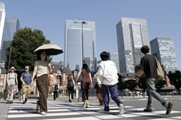 猛暑日60地点超、続く高温　甲府38度、熱中症対策を