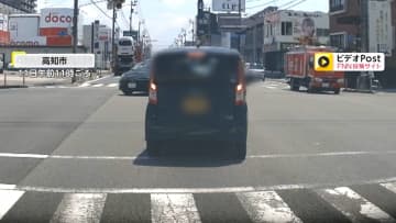 「おまんなにしよらあ？」交差点で直進レーンの先で右折待ちする身勝手な車…クラクションにも動じずウインカー消し右折　高知市