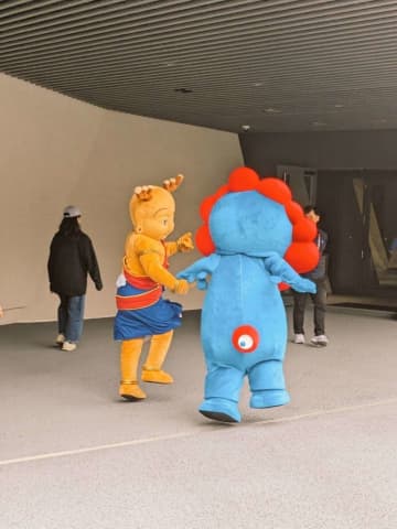 大阪・関西万博で激写された〝夢の共演〟に衝撃走る 　ミャクミャクと手を繋いでるのは...「神仏習合じゃん」