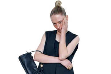 【明日なに着る？】「ジャケットよりも涼しく着られる」上品な黒のジレ