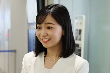 佳子さま　純白パンツスーツでご帰国！過密スケジュールのお疲れ感じさせない“満面の笑顔”